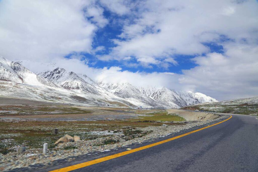 The road to Khunjerab Pass 